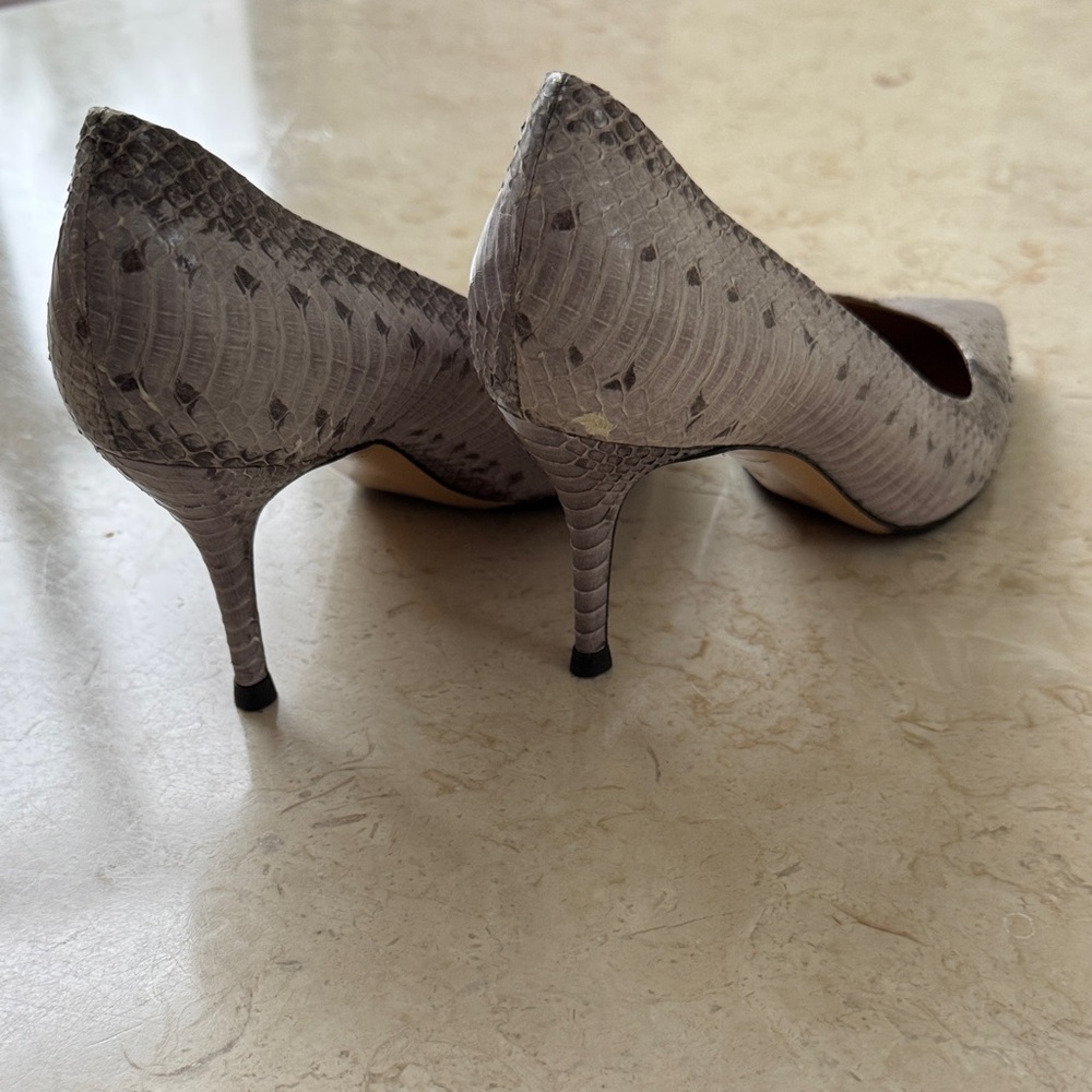 Salvatore Ferragamo Silver Grey Snakeskin Pointed-Toe Pumps size 8 US 39 EU - Picture 5 of 5